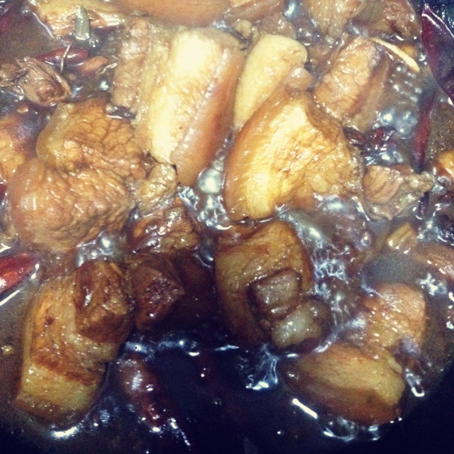 吃着碗里望着锅里的红烧肉