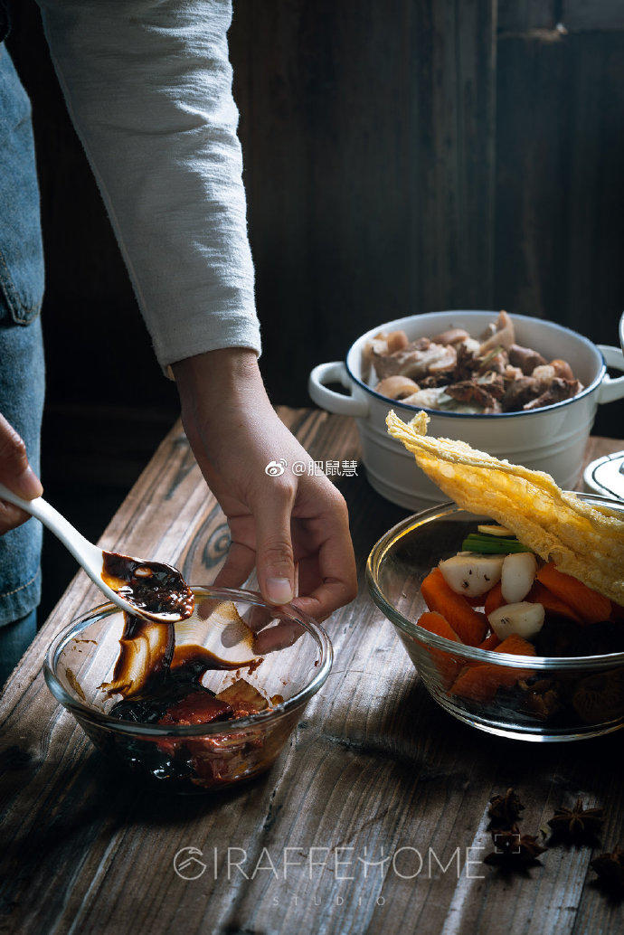 粤食粤滋味——秘制支竹焖羊腩煲的做法 步骤3