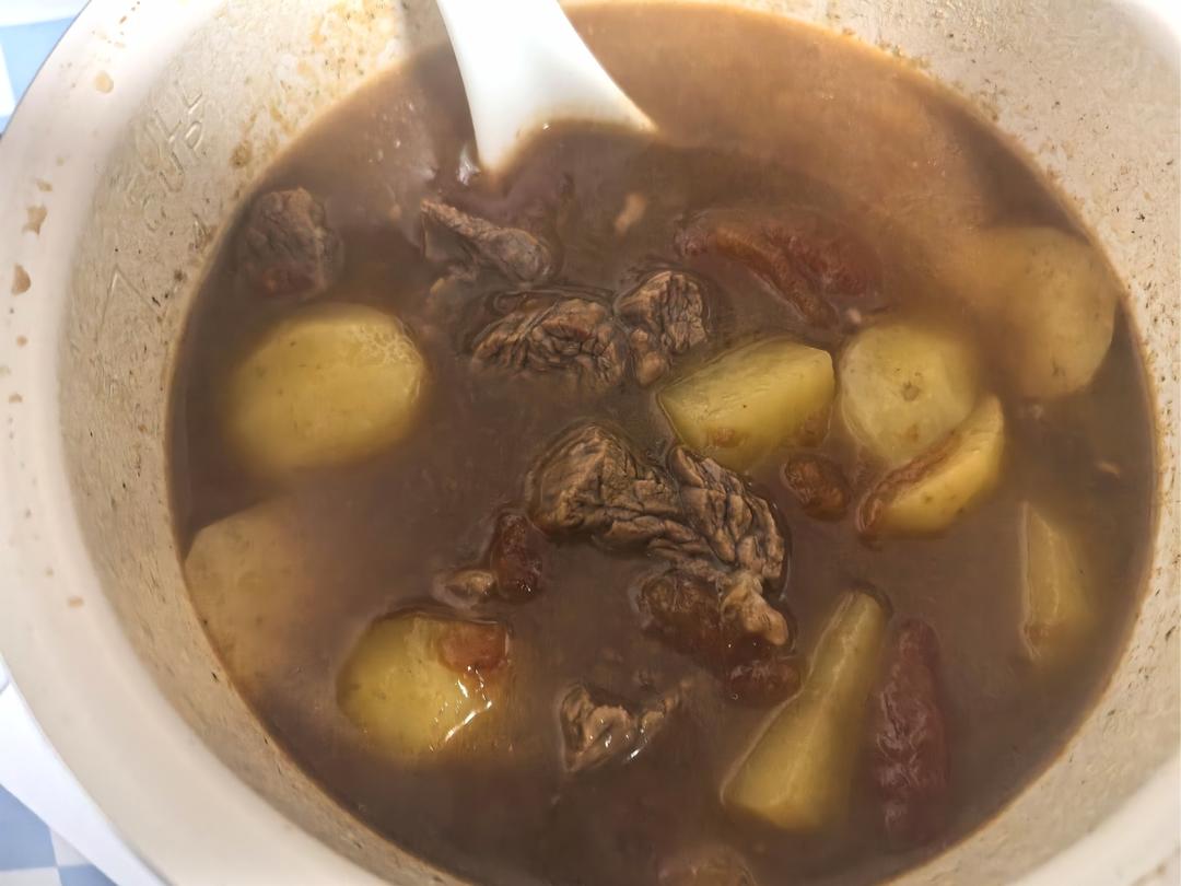 汤浓肉嫩的番茄牛腩，牛腩软烂秘法