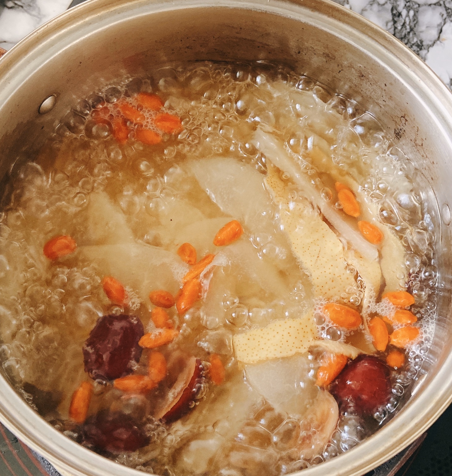 红枣枸杞雪梨汤的做法