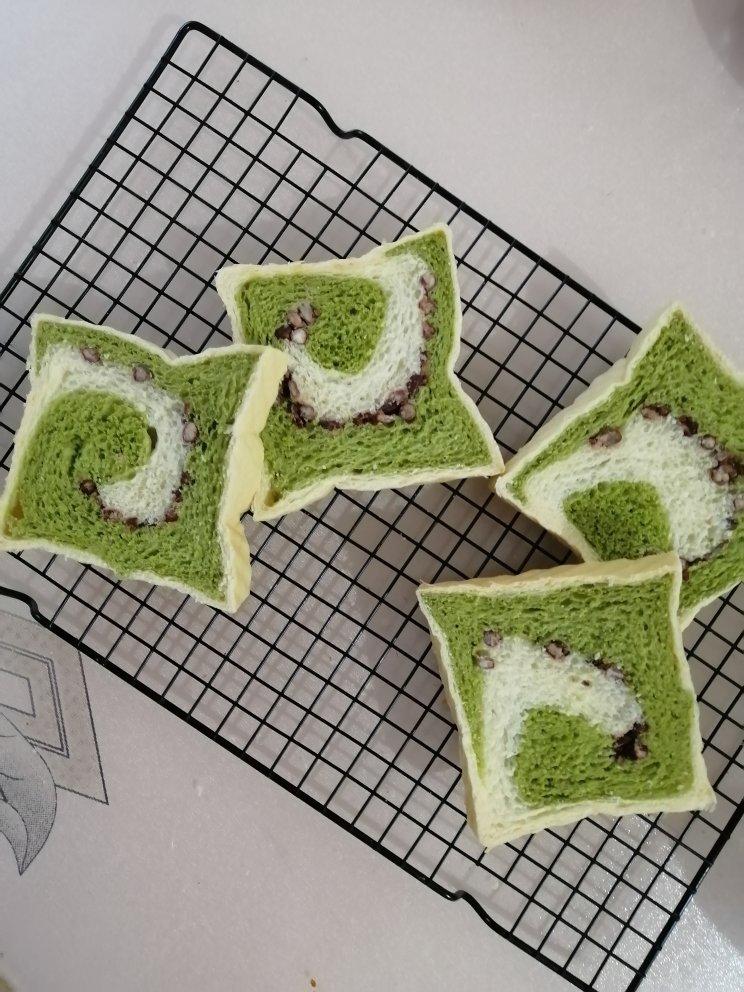 清香柔软的抹茶红豆吐司