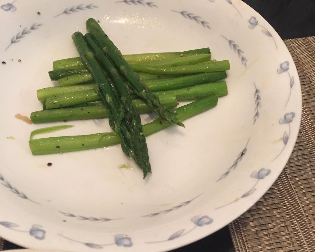 黑胡椒煎芦笋的做法