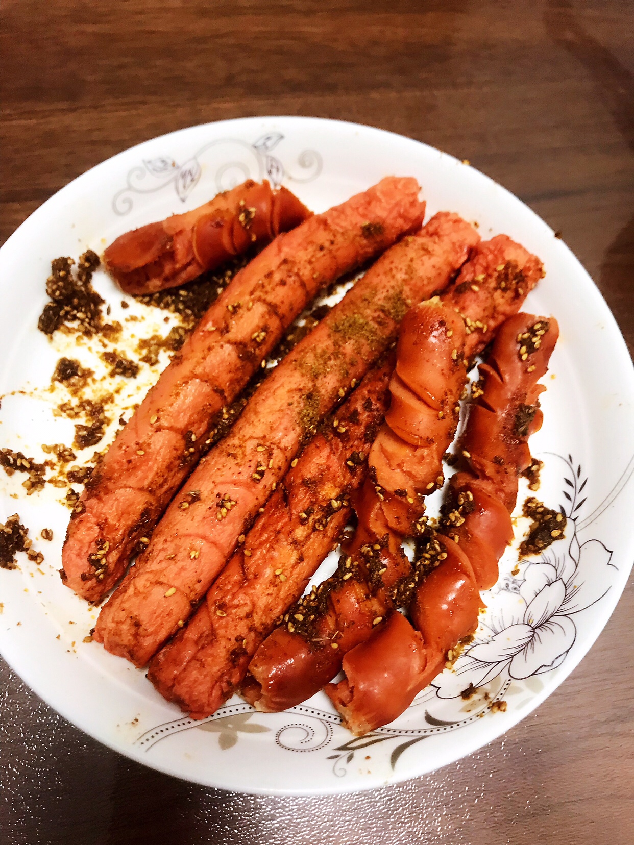 超级简单快捷的烧烤摊口味微波炉烤肠的做法