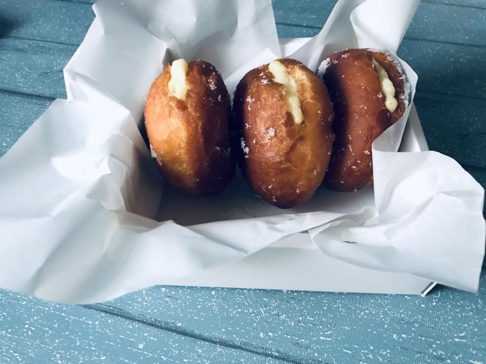 好吃到哭泣的甜甜圈VANILLA CREAM-FILLED DOUGHNUTS
