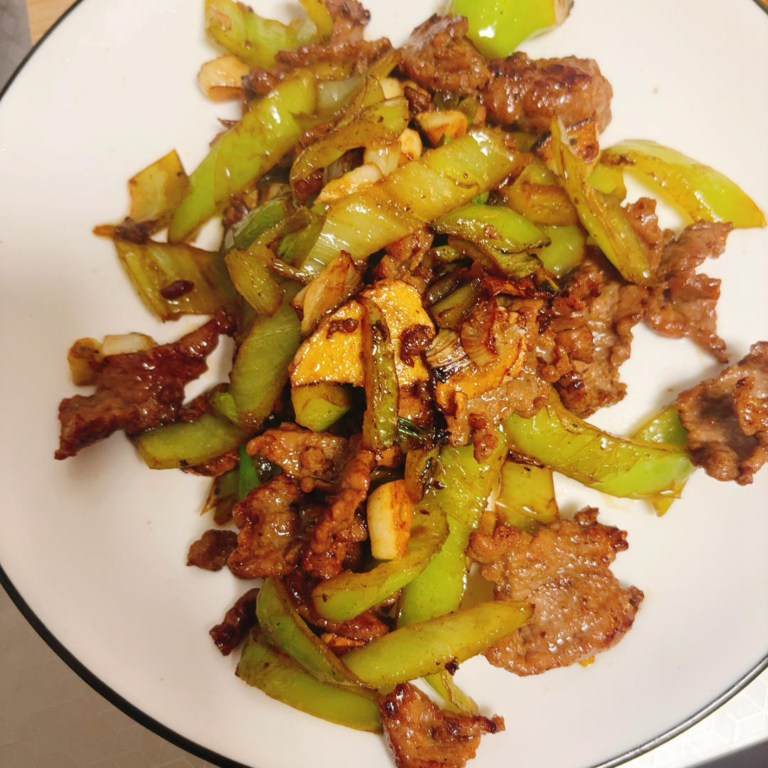 一人食晚餐青椒炒牛肉