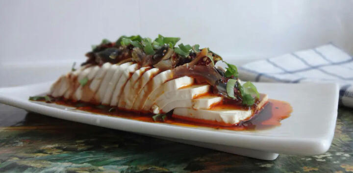 凉拌皮蛋嫩豆腐（红油香葱版）