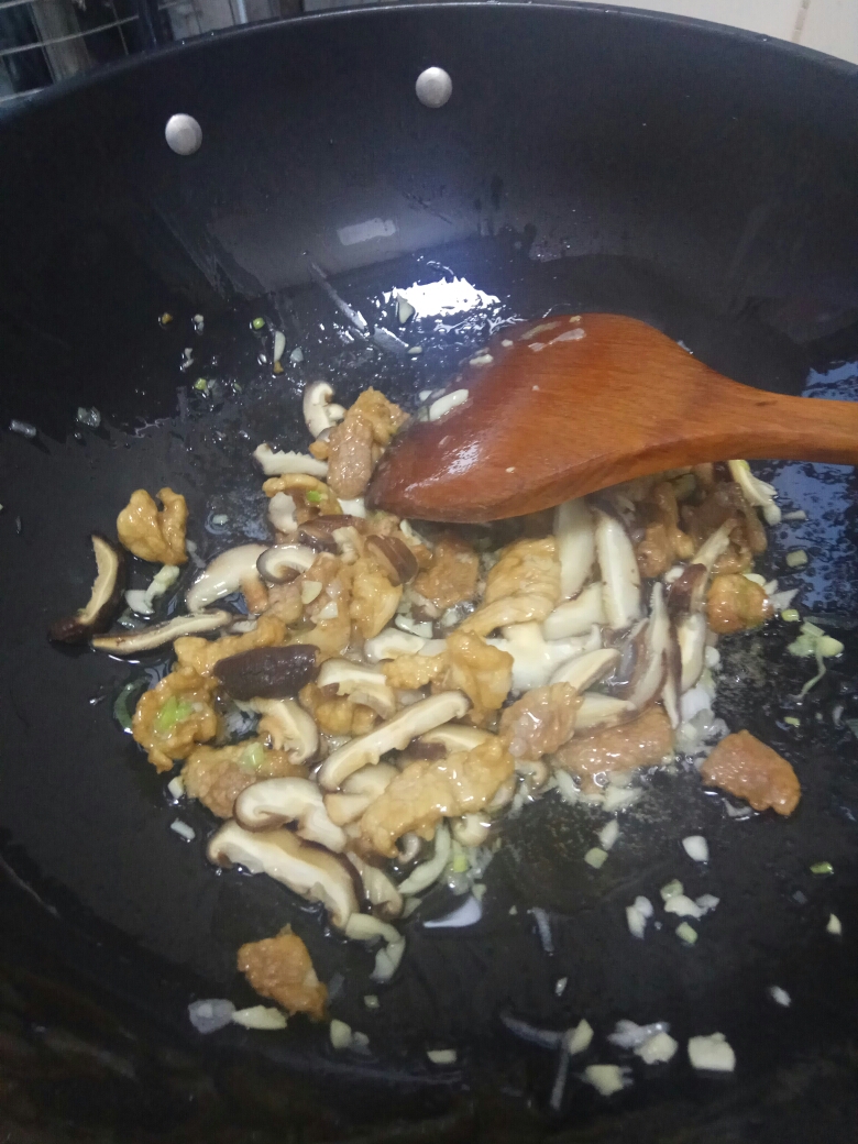 香菇焖腐竹的做法 步骤6