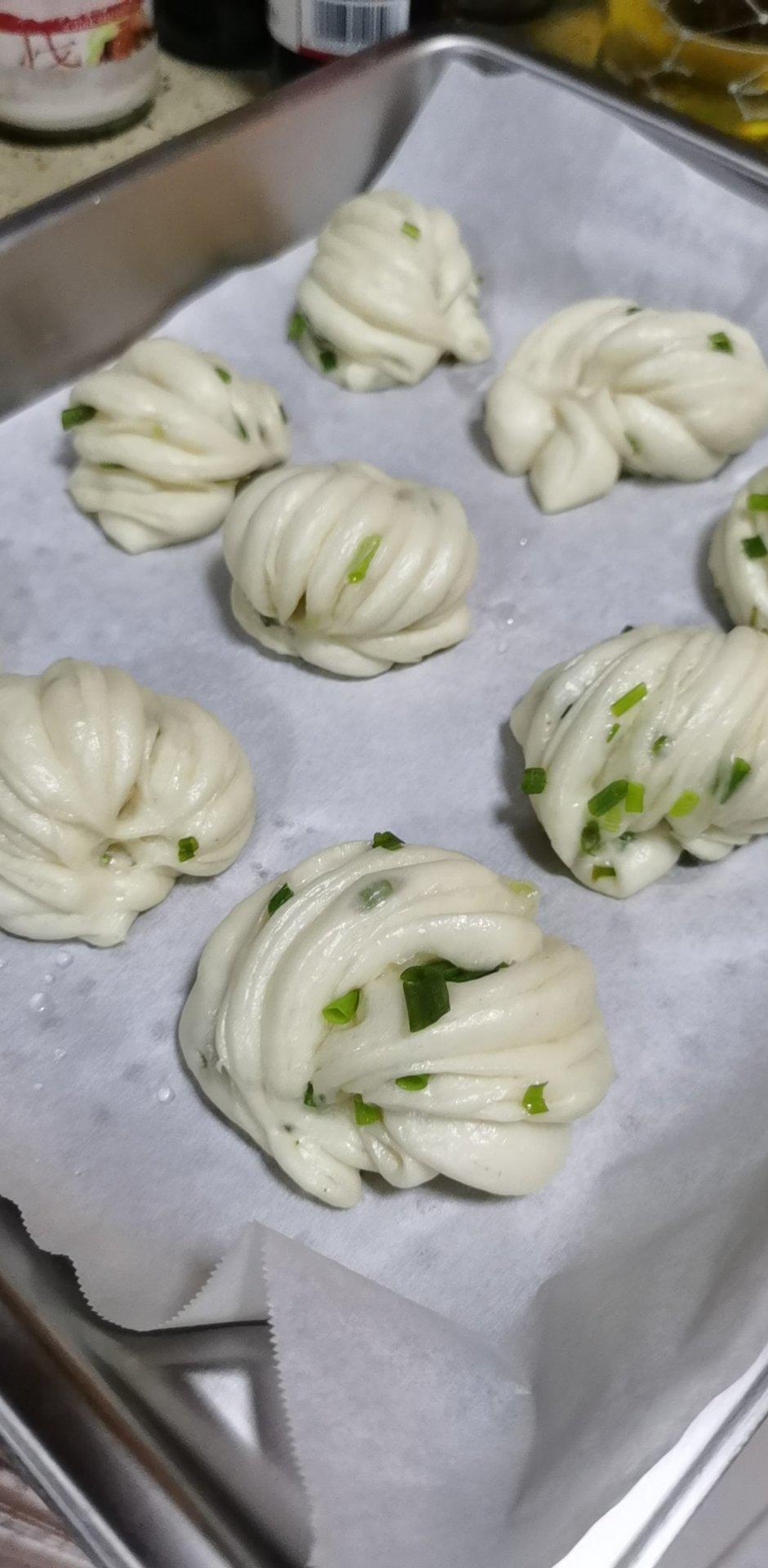 晓羽宝宝做的葱油花卷,一根筷子卷出漂亮的造型
