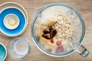 早餐健康饮品系列—香蕉草莓燕麦奶昔的做法 步骤2