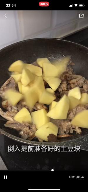 一滴都不想剩的鸡叉骨炖土豆的做法 步骤4