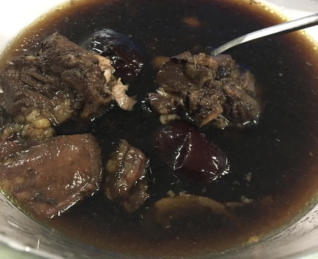 生熟地黑豆排骨汤的做法