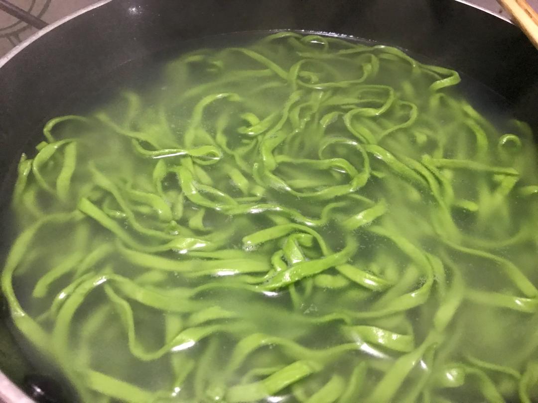 自制纯天然蔬菜汁彩色面条