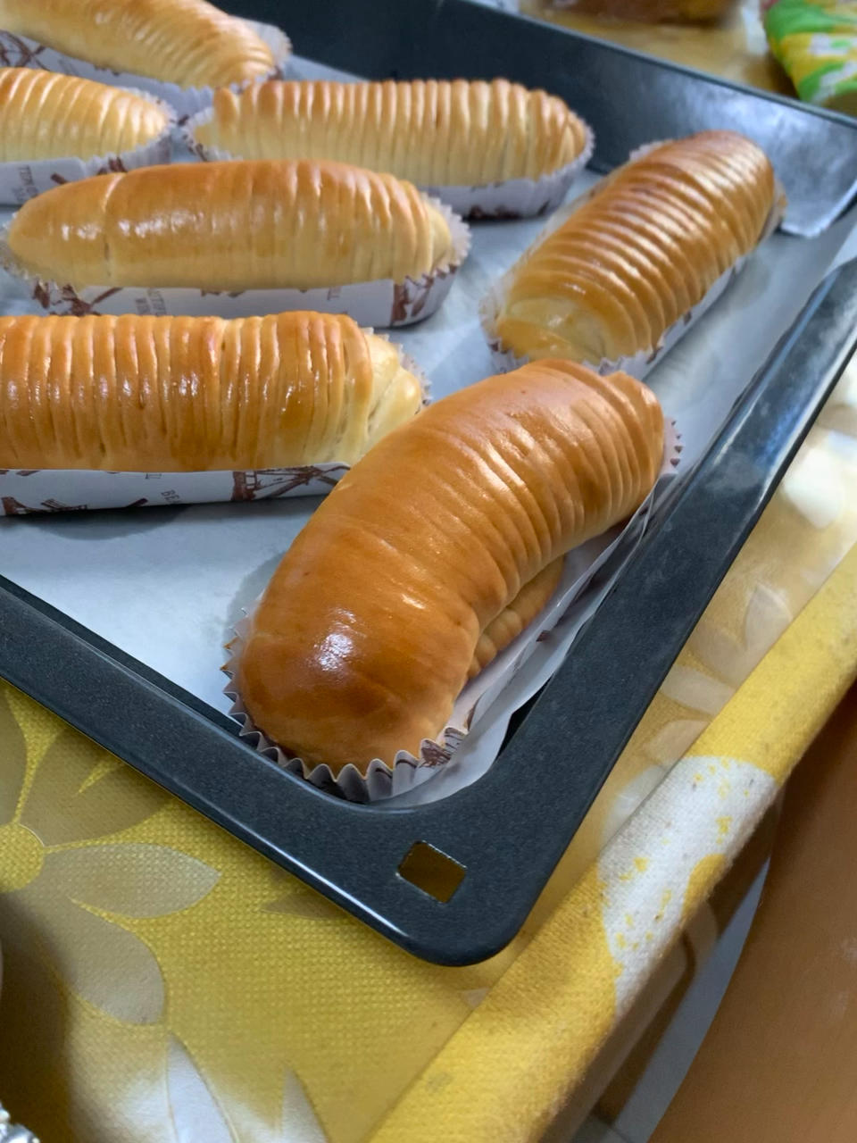 柔软香甜的小肠仔包