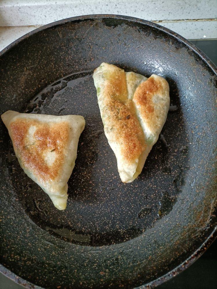 万能饼皮韭菜鸡蛋馅饼，满满的馅大大咬一口