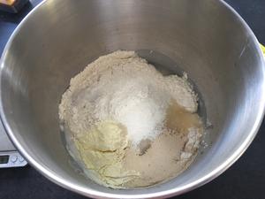 🥓培根玉米粒面包的做法 步骤2