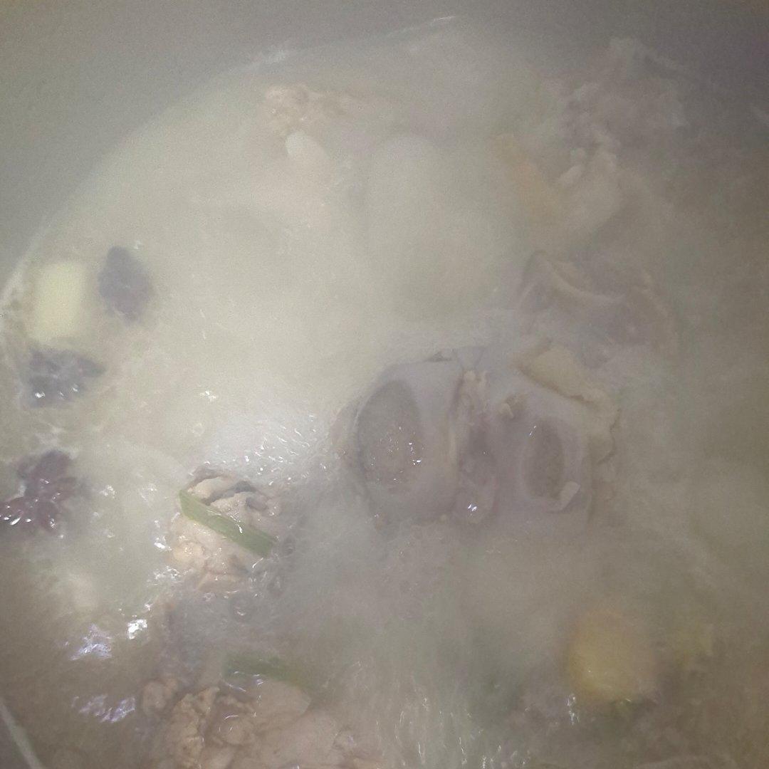 非常简单又美味的大骨头汤