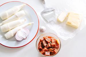 蒜香黄油茭白炒牛肉粒的做法 步骤1