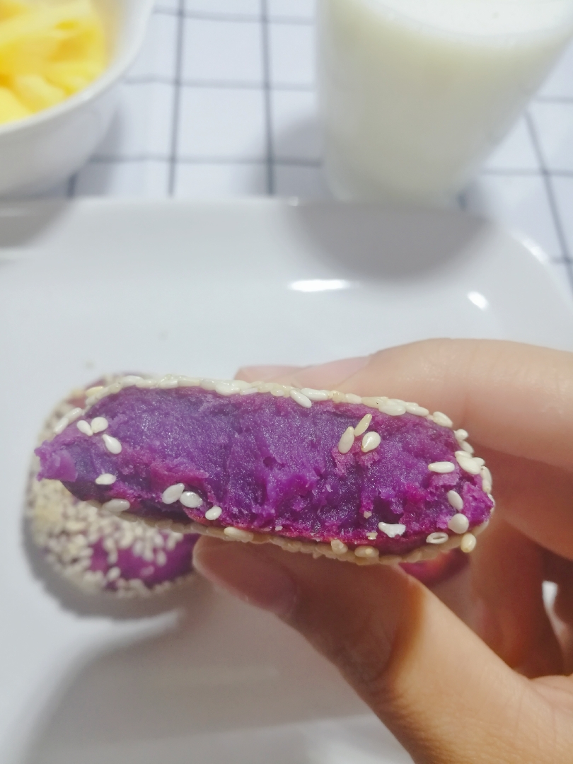 认真吃早餐-芝麻紫薯饼