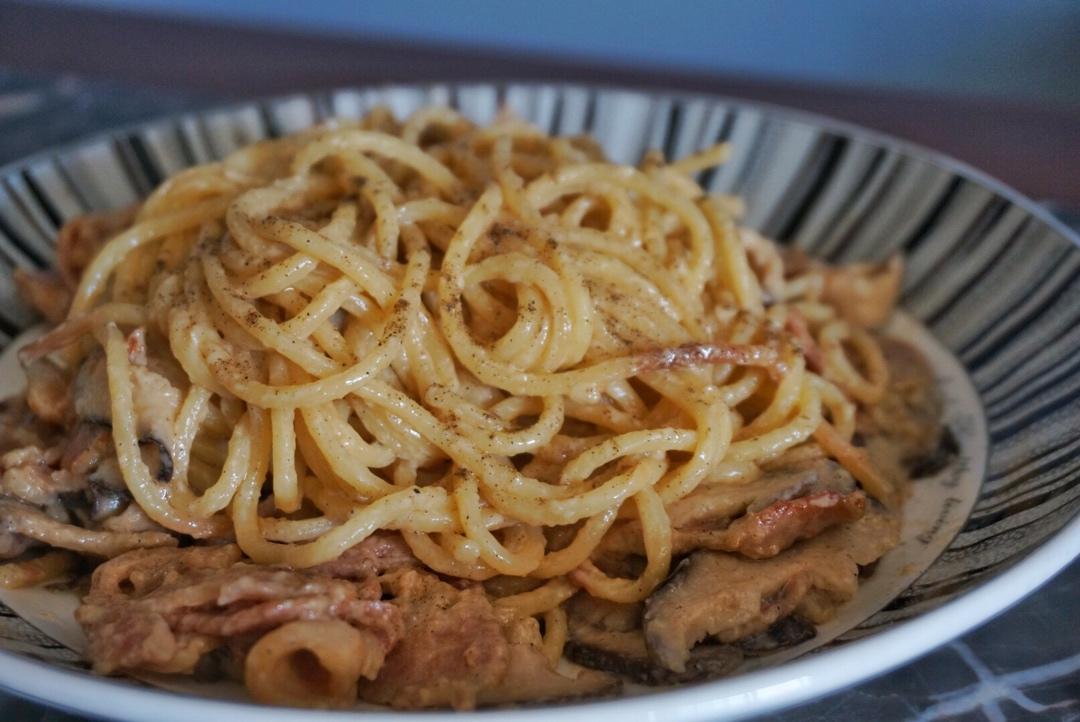 奶油培根蘑菇意面