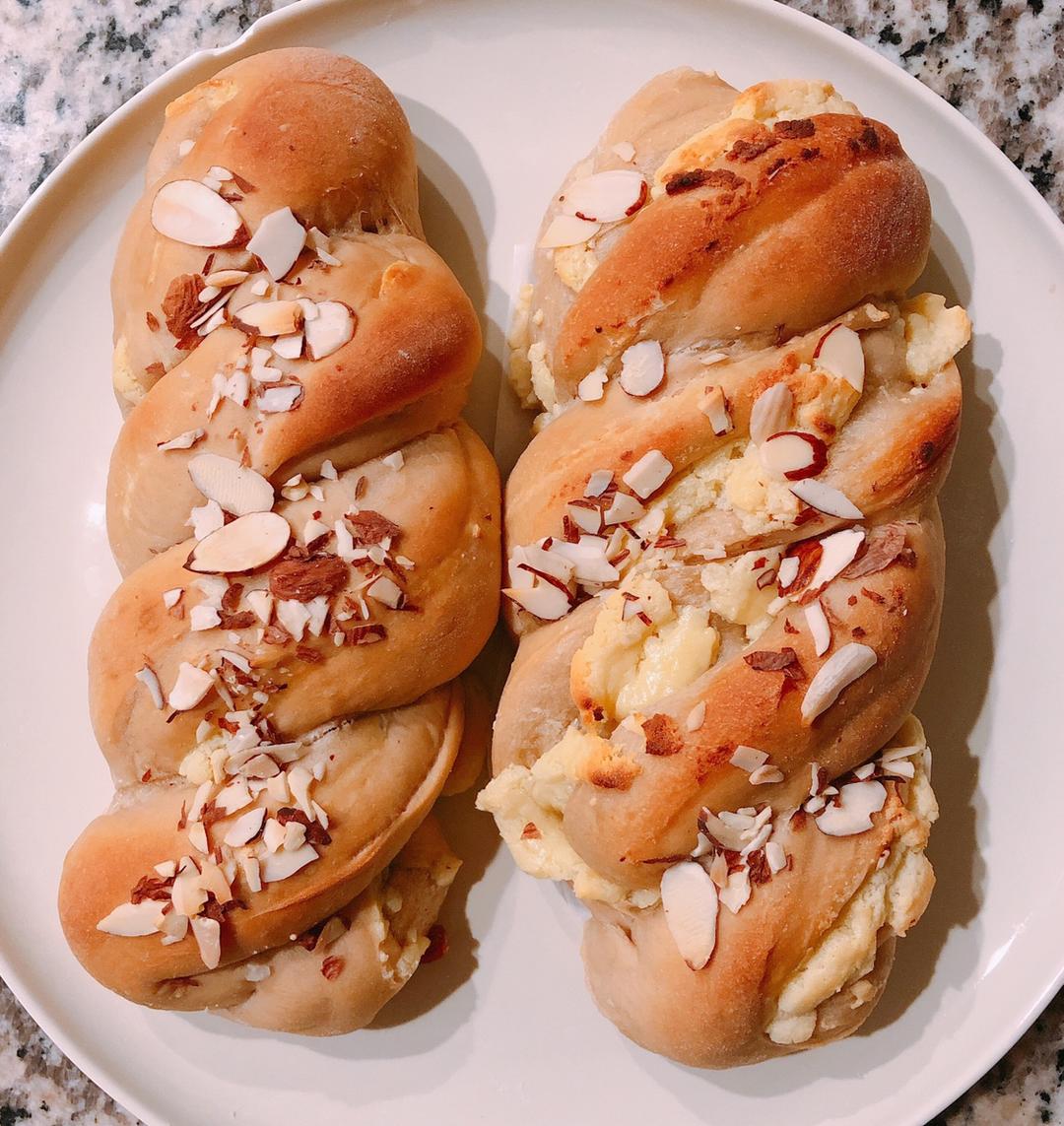 作品 浓稠稠的优格乳做的 红茶奶酥面包