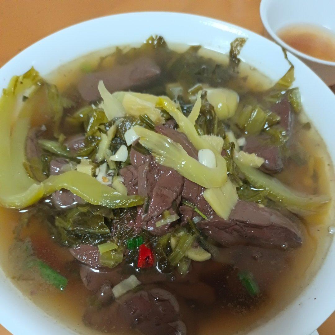 厨师长教你：“酸菜烧猪血”的家常做法，非常开胃下饭