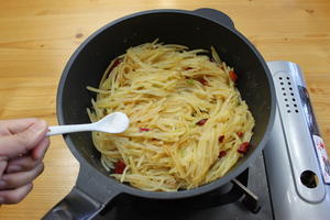 佟小鹤的家常菜--素炒土豆丝的做法 步骤5