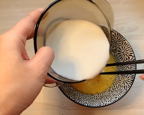 滋润嫩滑的牛奶炖蛋的做法 步骤3