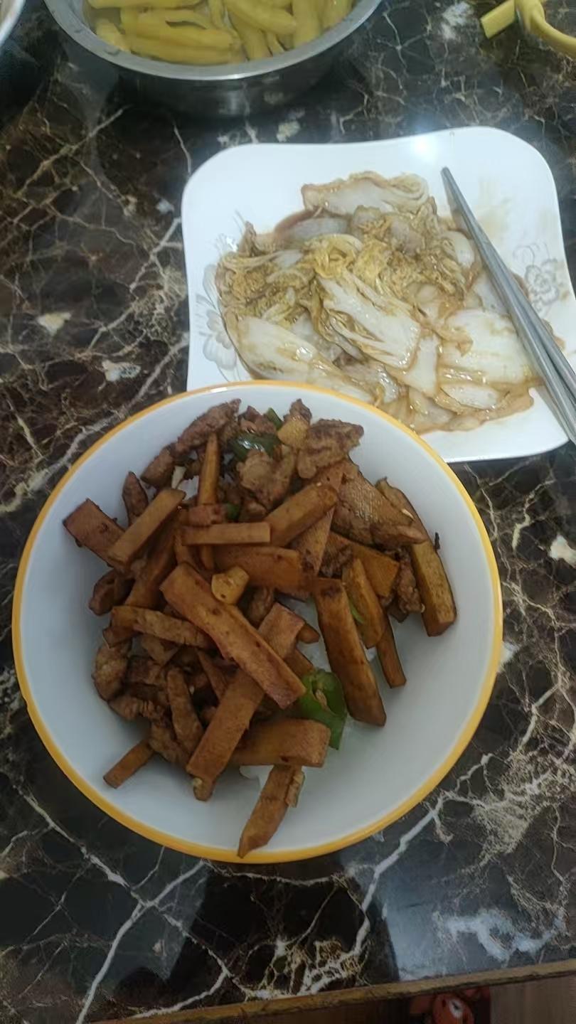 特别下饭｜香干辣椒炒肉盖浇饭