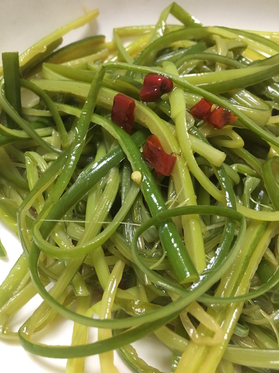 凉拌手撕蒜苔