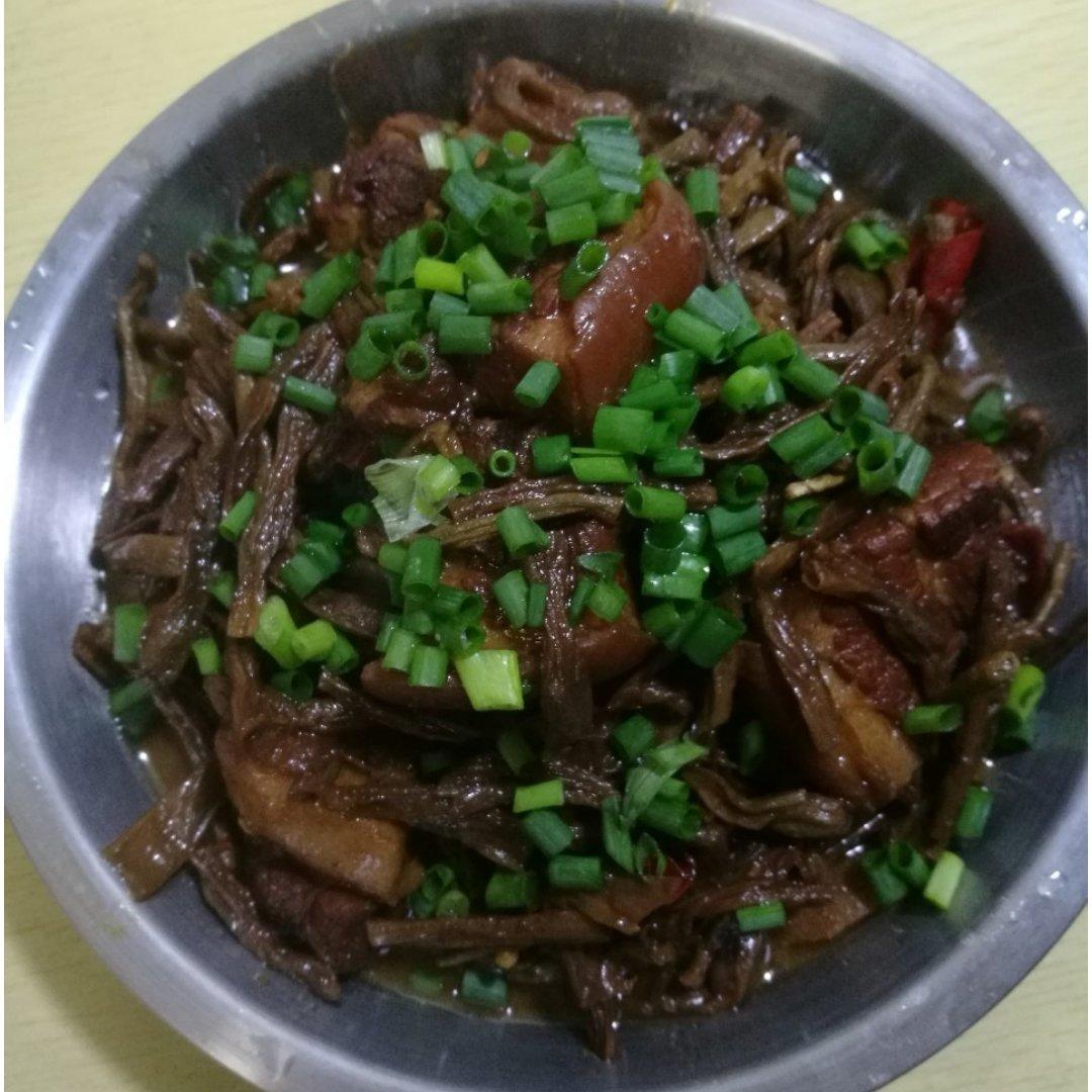 吃着碗里望着锅里的红烧肉