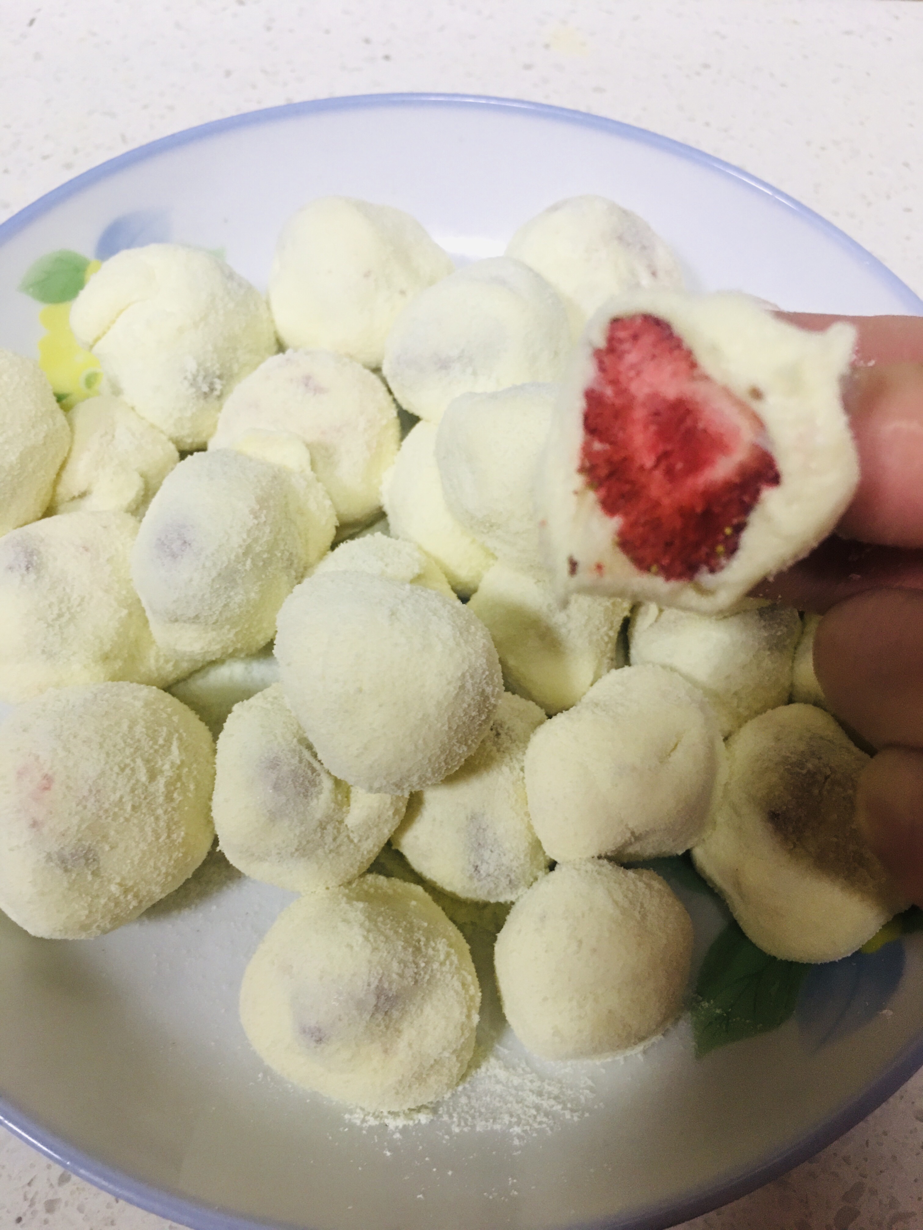 草莓奶球的做法