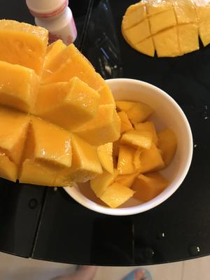 芒果益力多奶昔（一款最喜愛的夏日凍飲）的做法 步骤4