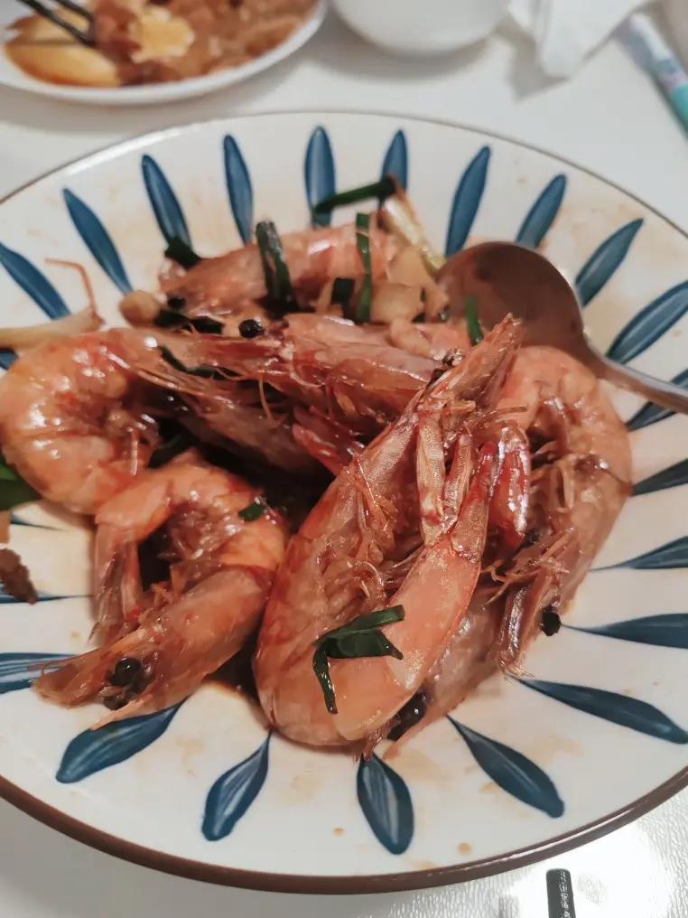 7月沼虾季，是杭州人最爱的“老头儿油爆虾🦐”食材，肚子开一刀，过油后像元宝只只裹着浓汁，咬一口💋肉质Q弹微微甜，加了芥末的升级版“油爆芥末沼虾🦐”，味道棒棒