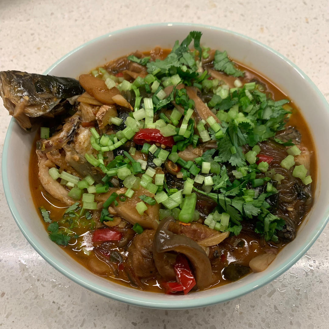 细嫩鲜香家常红烧小鲫鱼