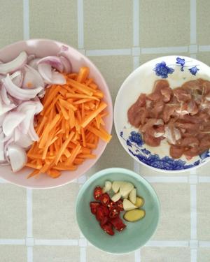 胡萝卜洋葱炒肉(两人份)的做法 步骤3