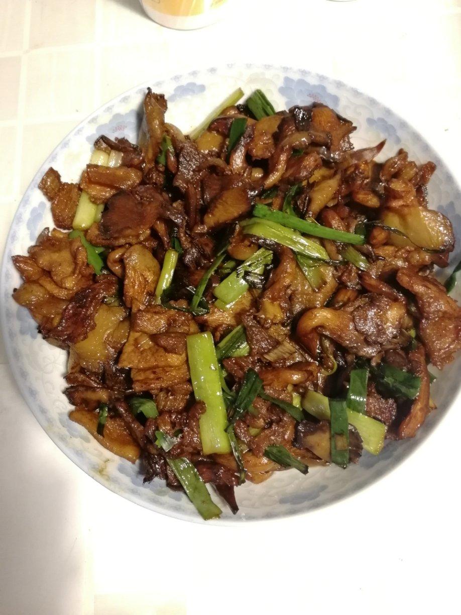 五花肉炒平菇