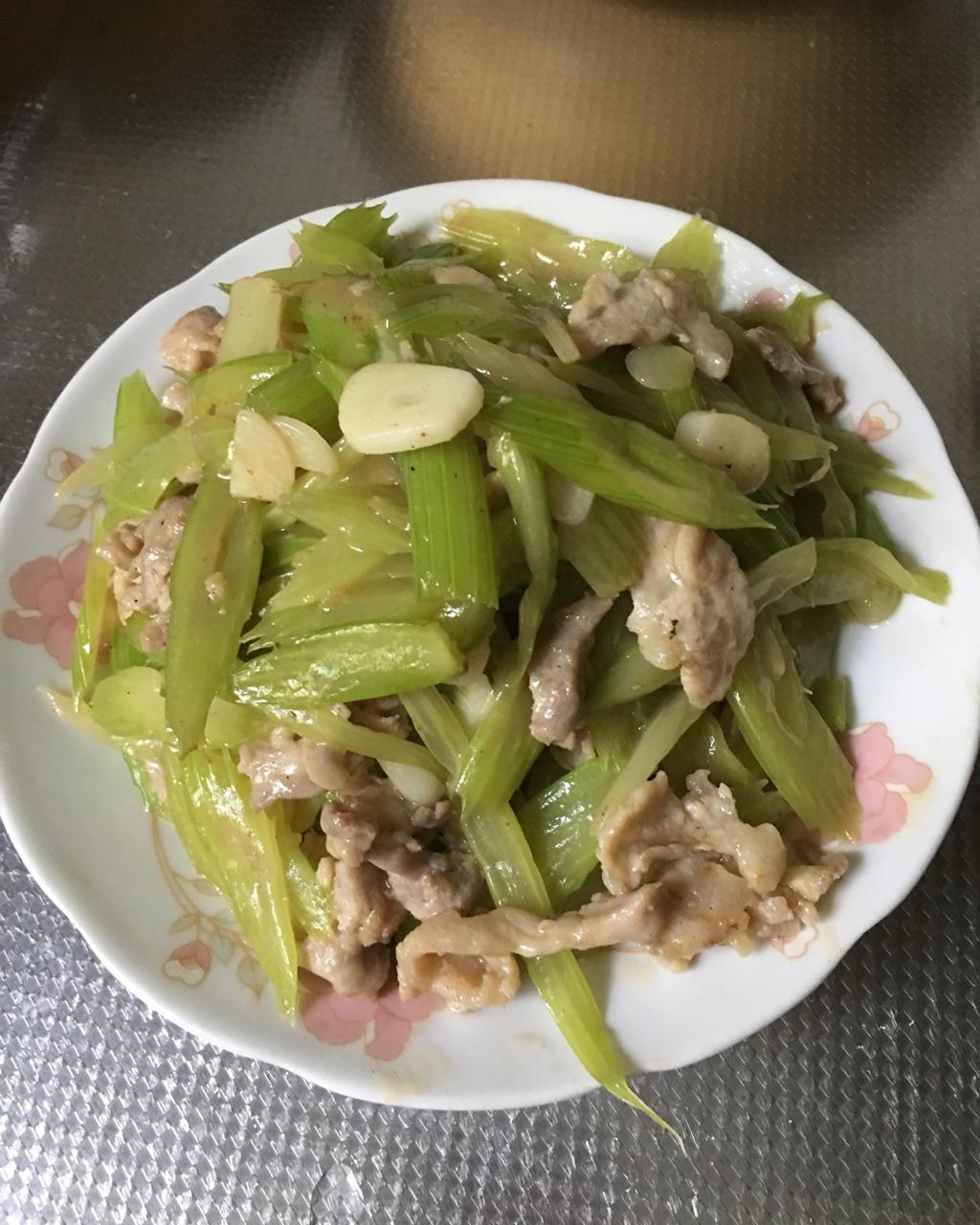 西芹炒瘦肉
