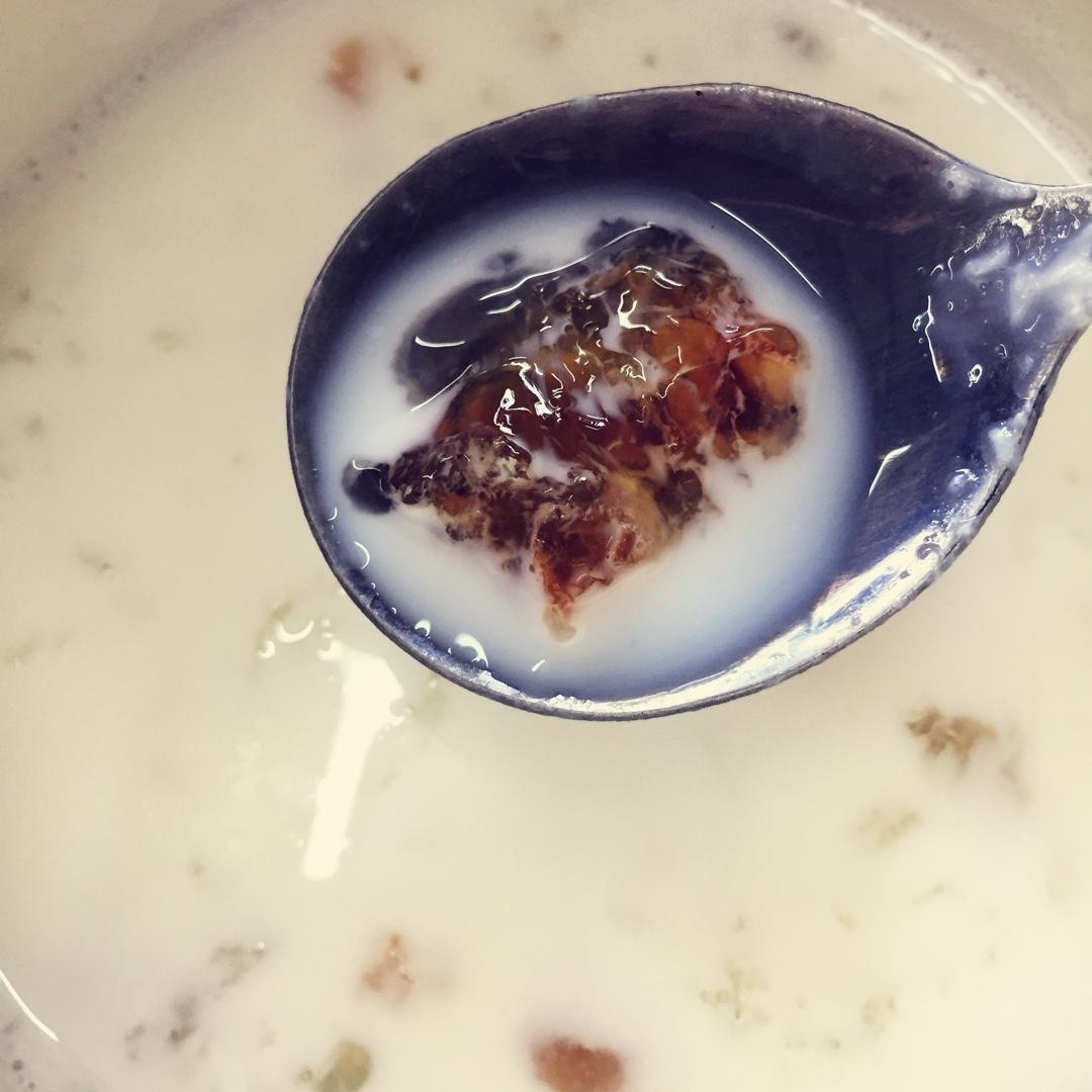 牛奶炖桃胶