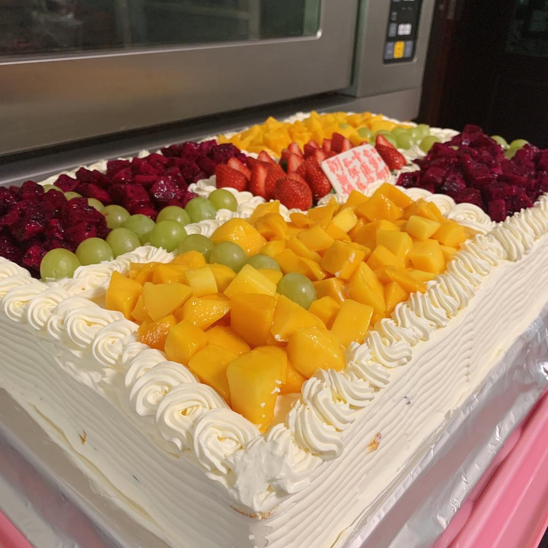 百香果may做的低调奢华长方形草莓奶油生日蛋糕less is more