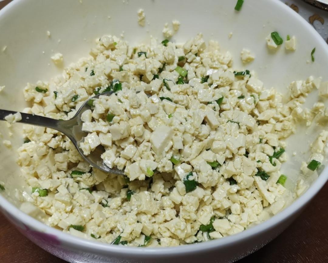 我家小朋友超级爱吃的小葱拌豆腐的做法