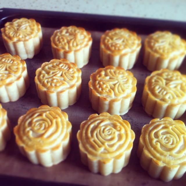 广式蛋黄莲蓉月饼