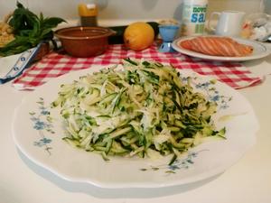 三文鱼烩西葫芦酱汁螺旋面-- Fusilli al pesto di zucchine con salmone的做法 步骤2