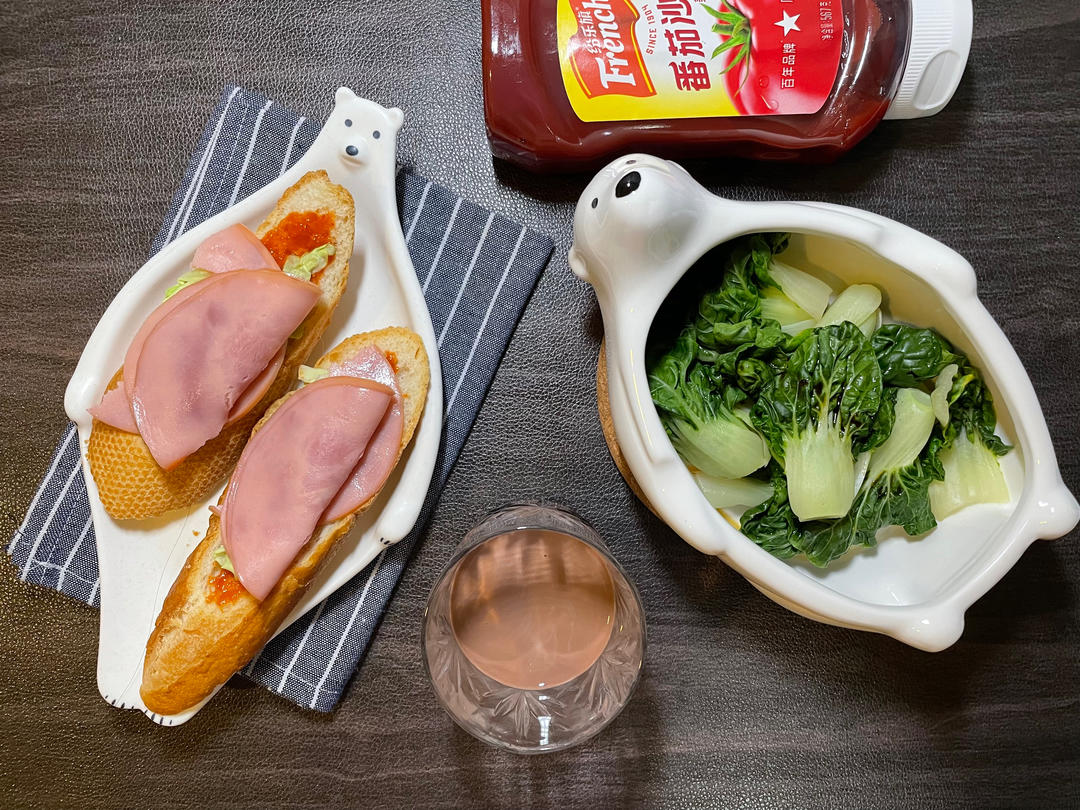 番茄鲜虾全麦吐司沙拉