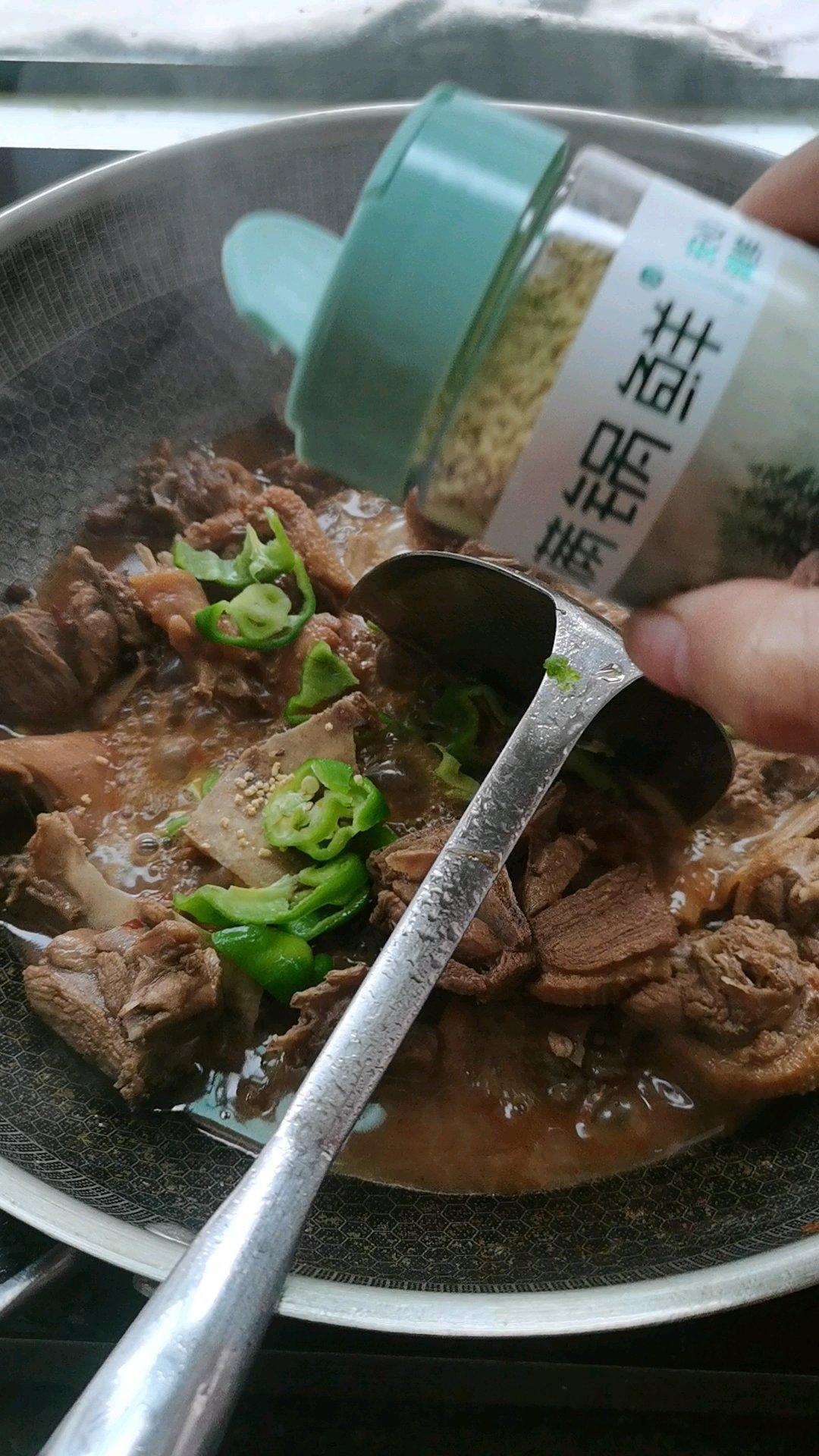 传统正宗的啤酒鸭配方和做法，鲜嫩香浓，只需炒千万不要焯水
