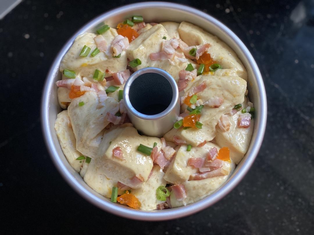 咸蛋黄培根葱香手撕包-香的没道理