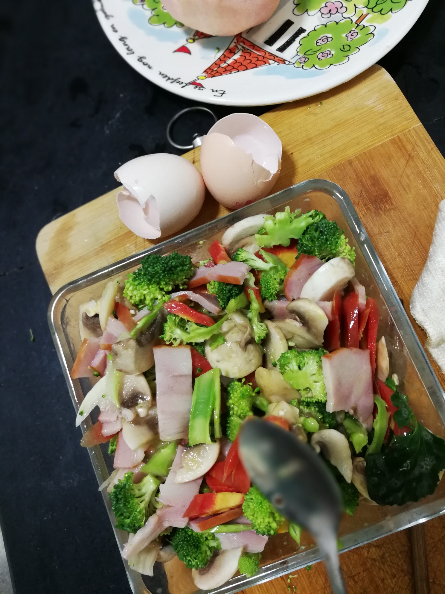 快手营养早餐:什蔬培根鸡蛋+水果燕麦优格的做法 步骤4