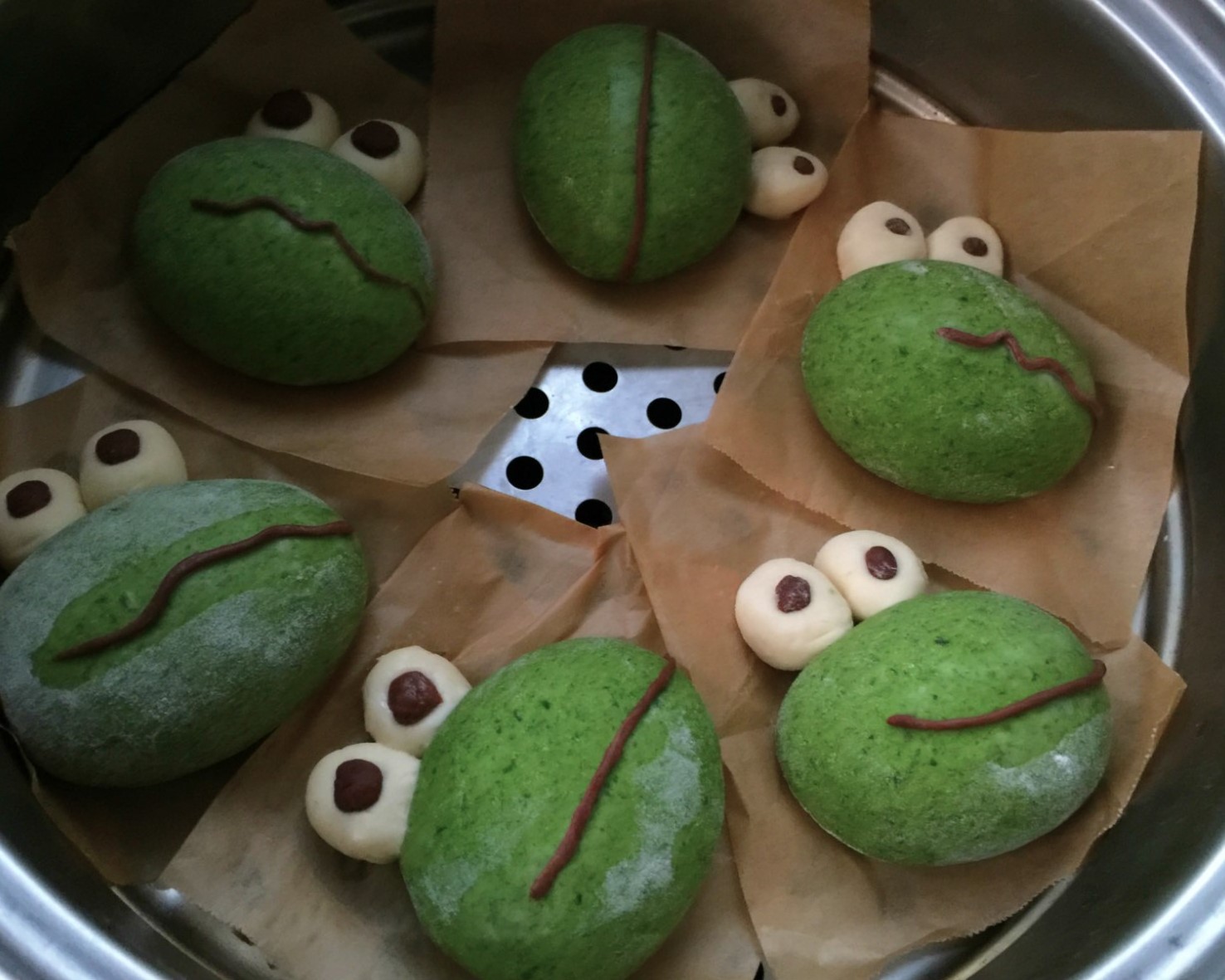 青蛙弗洛格馒头（菠菜版）的做法 步骤12