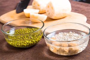 绿豆薏米莲藕脊骨汤的做法 步骤3