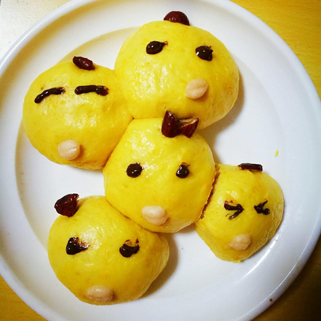 金鸡“抱”福奶黄包