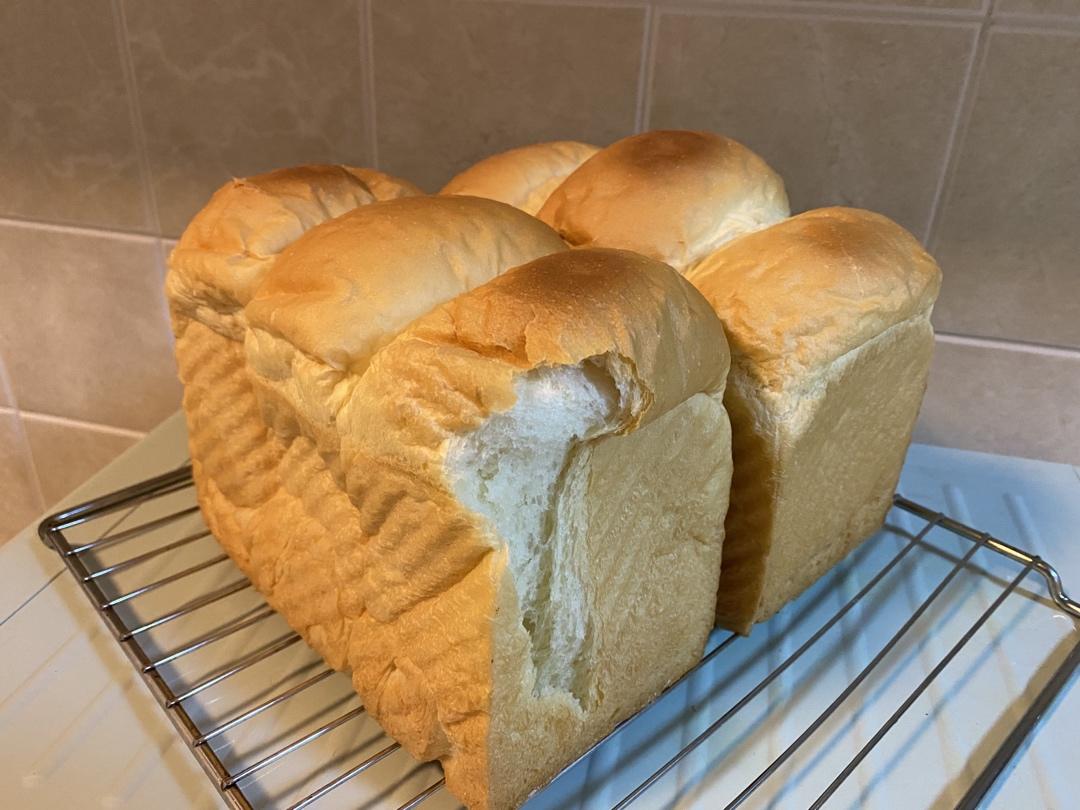 两条超级软的甜甜吐司